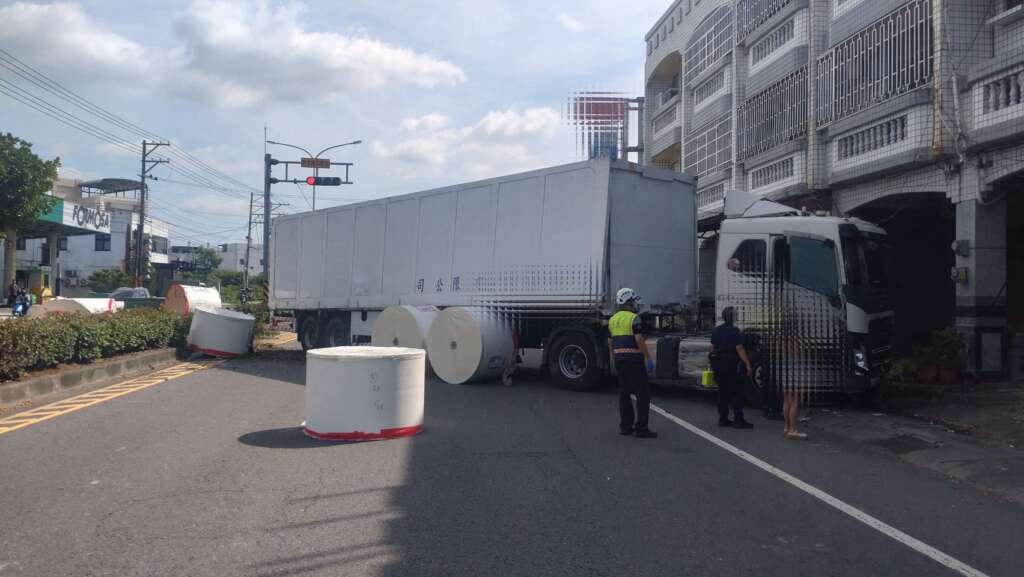 ▲彰化溪州一輛大貨車失控衝越分隔島撞擊民宅，警方查出駕駛毒品快篩呈陽性，並在車內查獲疑似改造槍械、依托咪酯煙彈及吸食器，全案報請彰化地檢署指揮偵辦。（圖／民眾提供）