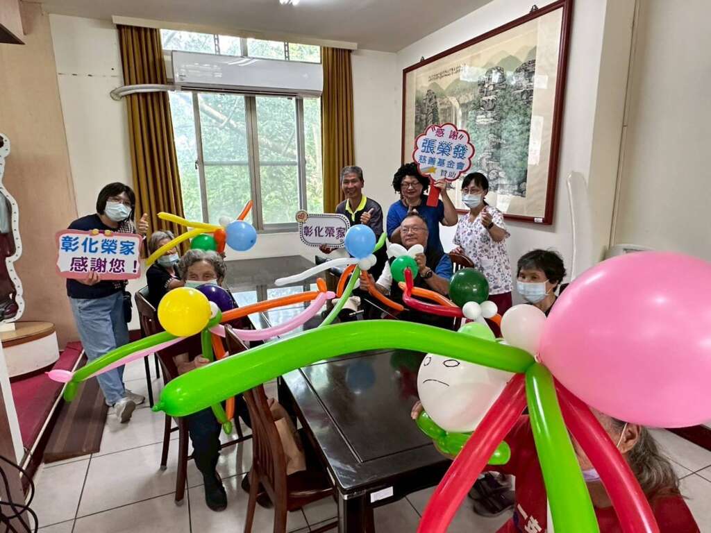 ▲氣球變身創意萌物，彰化榮家長輩DIY造型氣球樂開懷。（圖／彰化榮家提供）