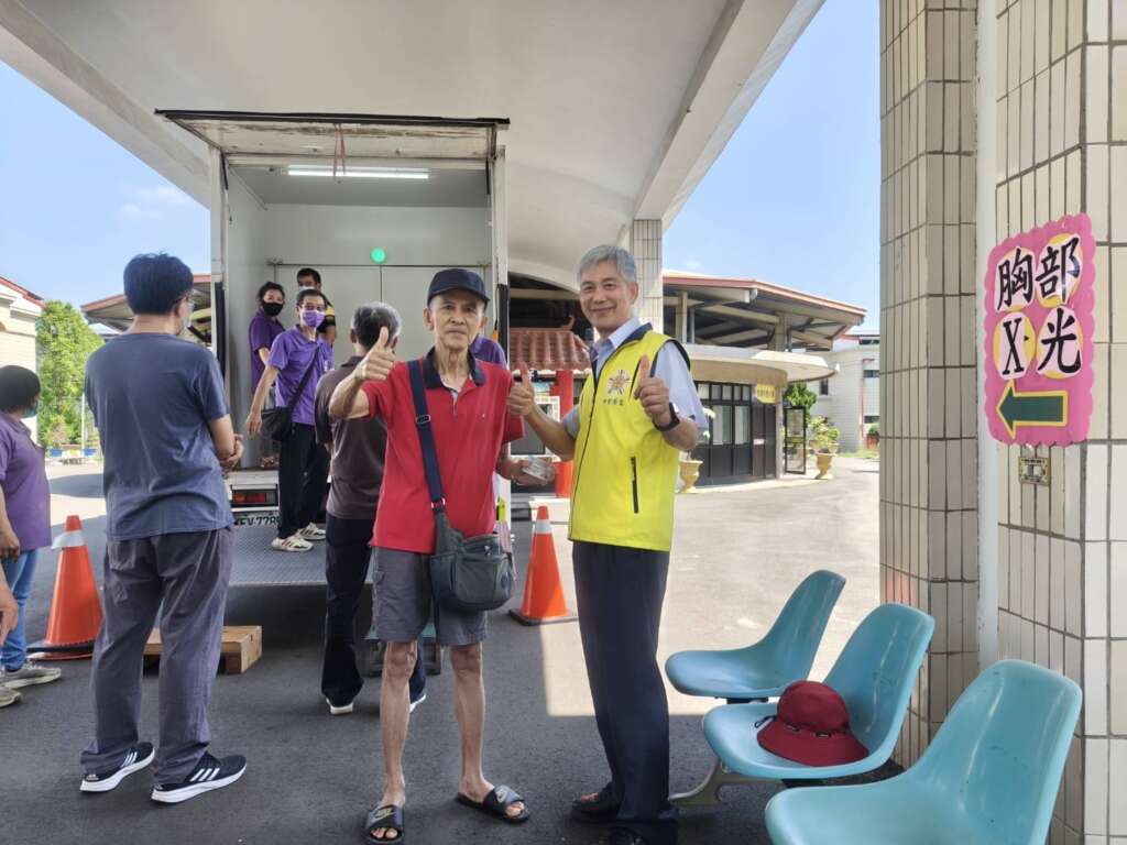 ▲中彰榮家守護長輩肺部健康，溫馨啟動胸部X光巡迴篩檢。（圖／中彰榮家提供）