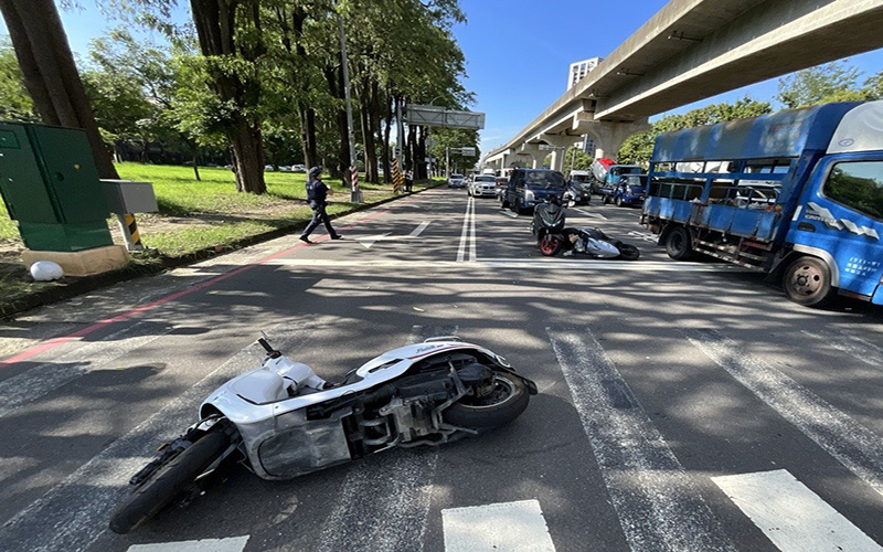 疑未保持安全距離釀追撞　楠梓高楠公路三車事故3人受傷送醫
