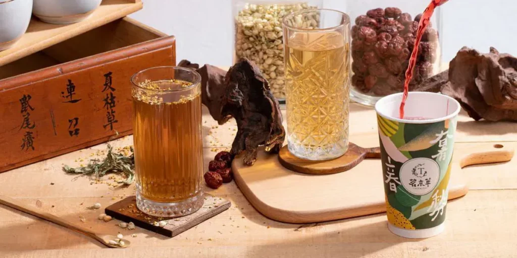 茗京萃以天然食材的甘甜入茶，徹底顛覆漢方傳統的苦澀印象，讓每一口都溫潤順口。