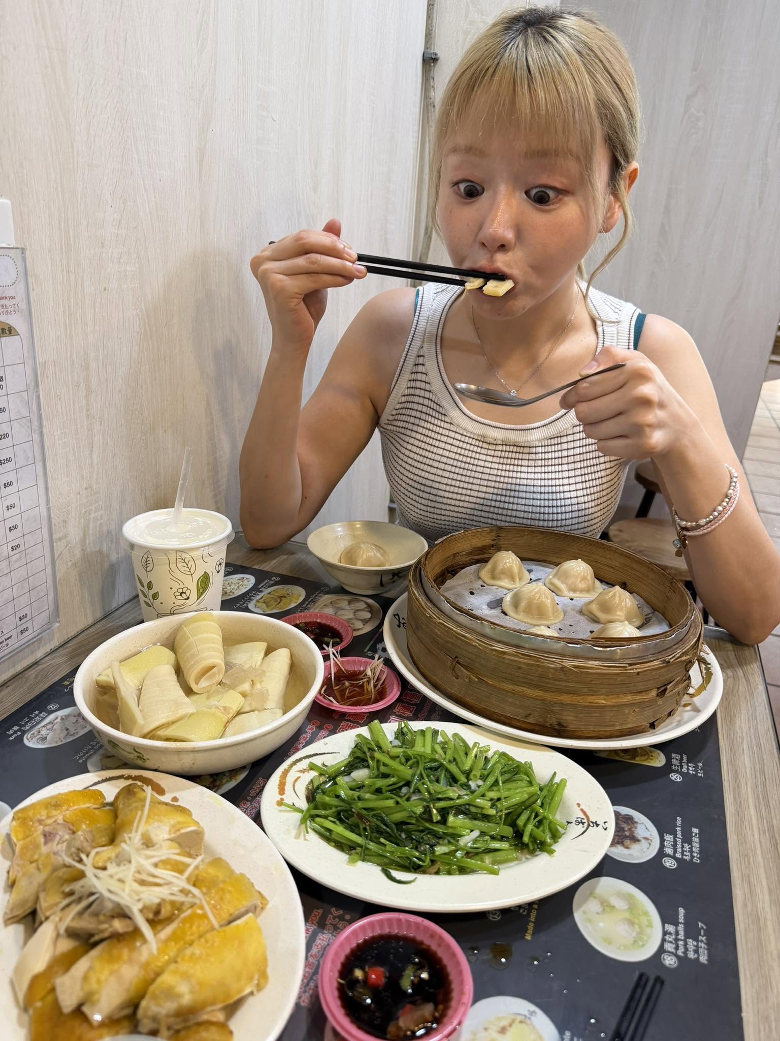 濱崎真緒去九份吃飯,花了770元接上時事梗。(圖/翻攝濱崎真緒臉書)