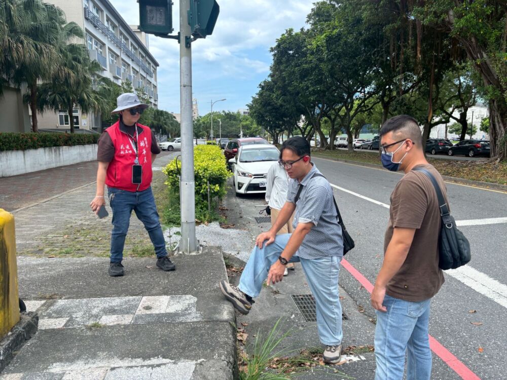 憂東區老人之家鄰近通行道高低差　楊華美會勘促花蓮公所改善 209