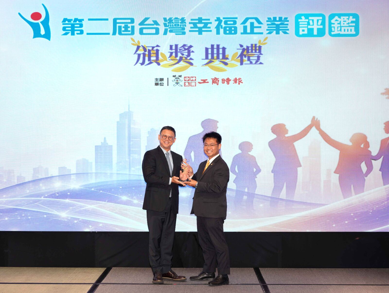 【有影】房仲業唯一獲獎品牌！永慶房屋連2年奪幸福企業金獎 持續加碼人才投資 215