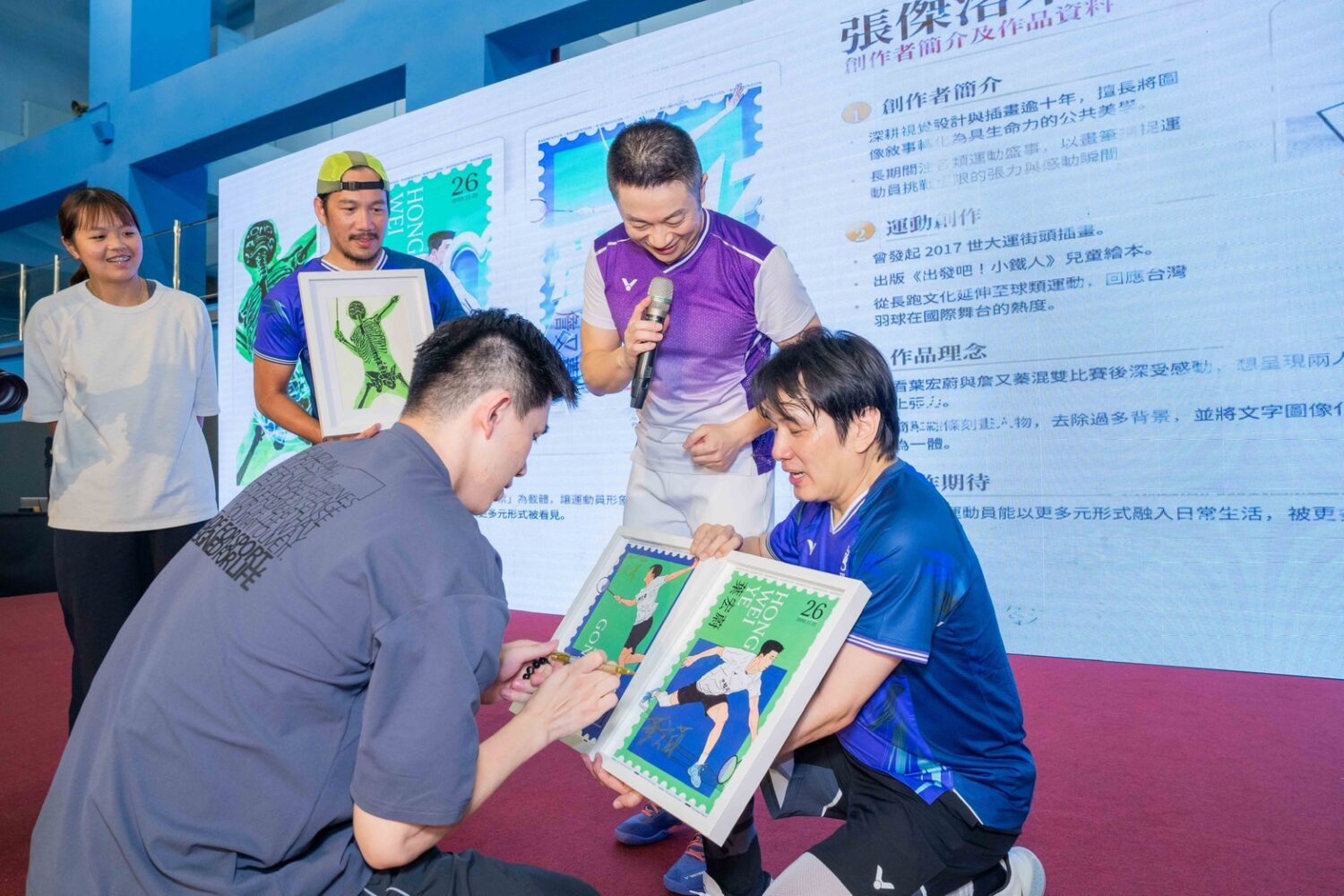 藝人張洛君號召數十位藝術家參與創作,讓運動跨界藝術,現場義賣所得更捐贈忠義基金會,活動意義不凡。(圖/愛羽球協會提供)
