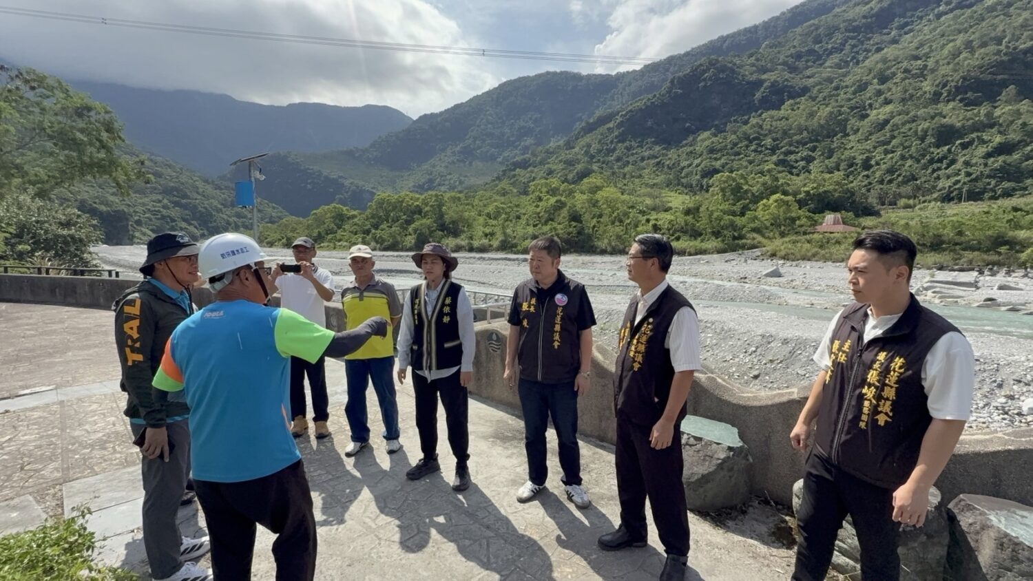 近日萬榮鄉萬里溪上游發現新的堰塞湖，張峻（右三）今（23）日率隊前往會勘，實地了解堰塞湖現況及下游防災整備情形。（圖／記者 趙靜姸翻攝）