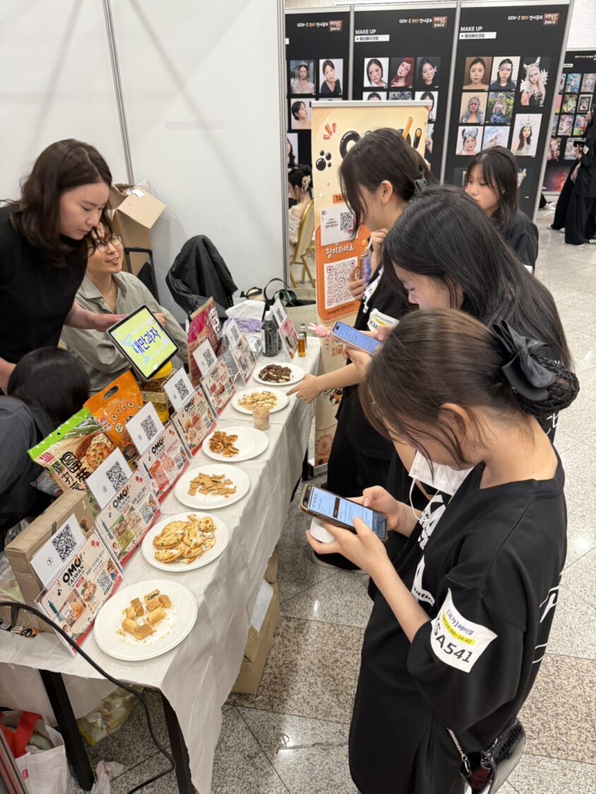 KMAA參賽選手於活動期間參與OMO!TAIWAN產品體驗活動，透過試吃及交流分享對台灣食品與生活風格品牌的第一手感受。（圖／晨露國際貿易提供）