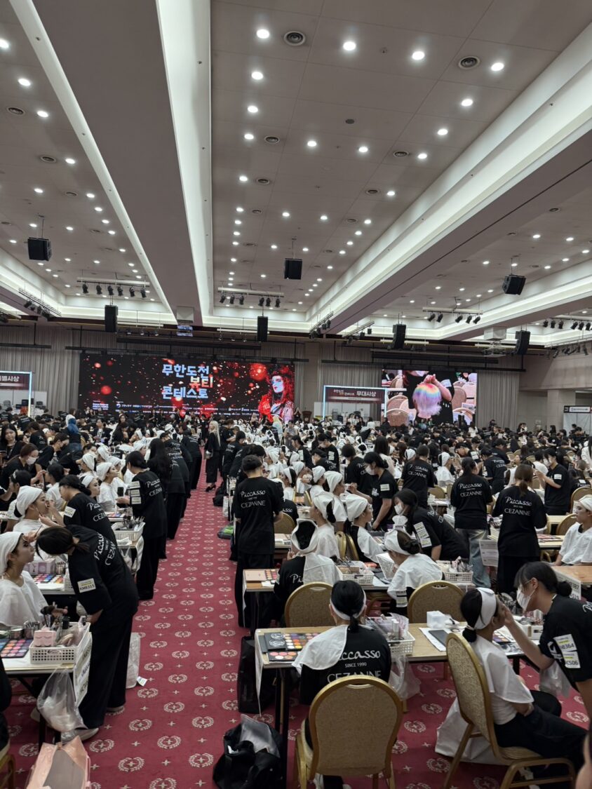 晨露國際貿易攜手禾熹良品推動OMO!TAIWAN前進韓國首爾，於KMAA「無限挑戰大賽」活動期間設立台灣品牌專區，透過產品體驗、市場驗證與跨產業交流，協助台灣品牌拓展韓國市場。（圖／晨露國際貿易提供）