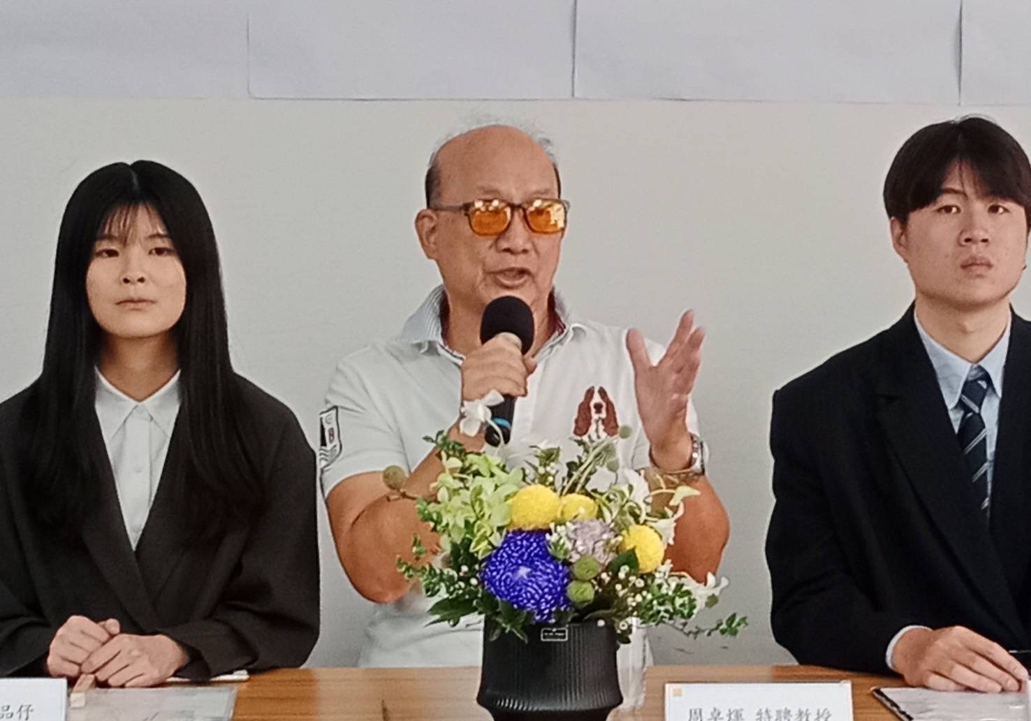 周卓煇教授強調示範如何用釣具很重要，鼓勵學生投入研究與分析。（圖/記者黃溎芬翻攝）