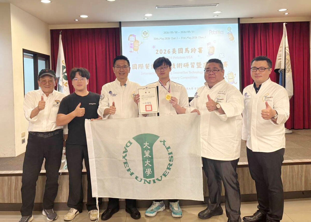 ▲大葉大學餐旅系學生江昶慶(右三)美國馬鈴薯廚藝競賽獲獎。