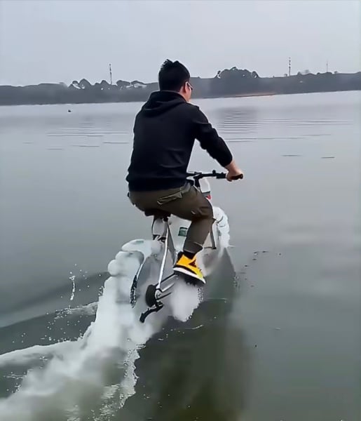 ▲武漢小夥雷志前騎著一輛由廢舊礦泉水瓶改造的水陸兩栖自行車順利橫渡漢江。