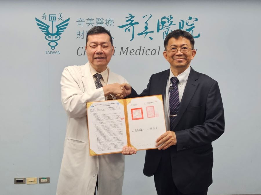 ▲國立中山大學與奇美醫院再簽MOU，雙方將擴大精準醫學、臨床研究、高齡照護與人才培育合作。右為中山大學校長李志鵬，左為奇美醫院院長林宏榮。