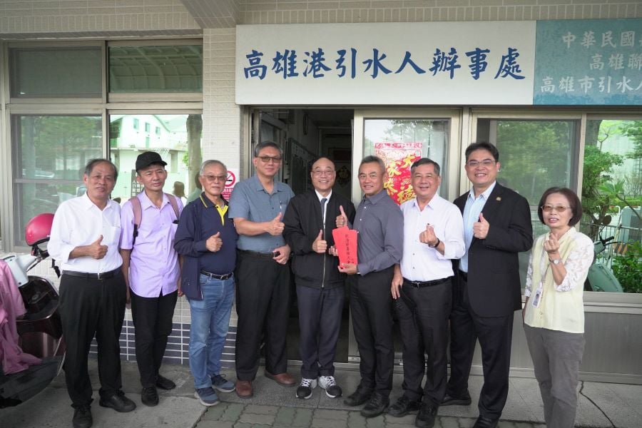 ▲臺灣港務股份有限公司周永暉董事長(左5)、王錦榮總經理(右3)及籌備會委員慰問高雄港引水人同仁。