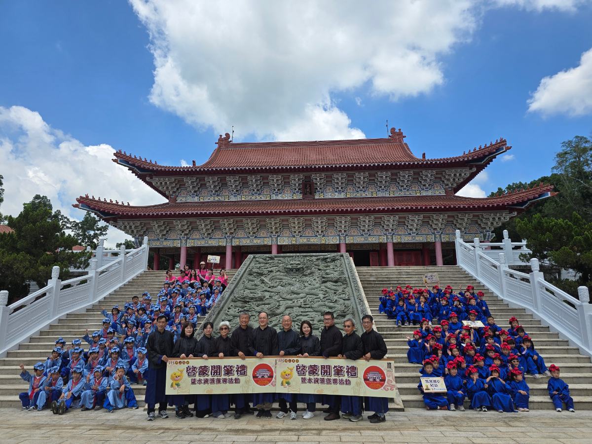 ▲穿越古代上學去！旗山1百位幼兒孔廟體驗開筆禮。