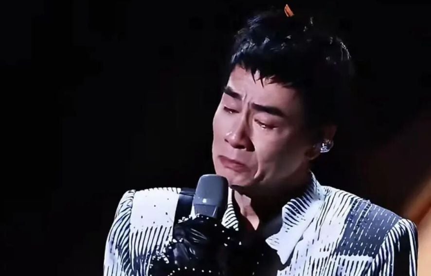 ▲港星陳小春在大陸北京個人巡迴演唱會上爆哭。