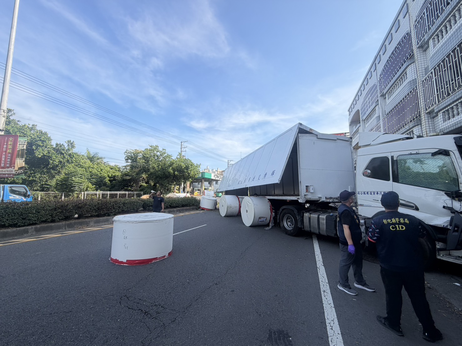 （有影片）／台1線溪洲曳引車逆向撞進民宅前　駕駛毒篩呈陽性
