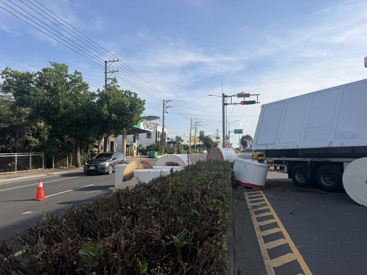 （有影片）／台1線溪洲曳引車逆向撞進民宅前　駕駛毒篩呈陽性 - https://www.watchmedia01.com