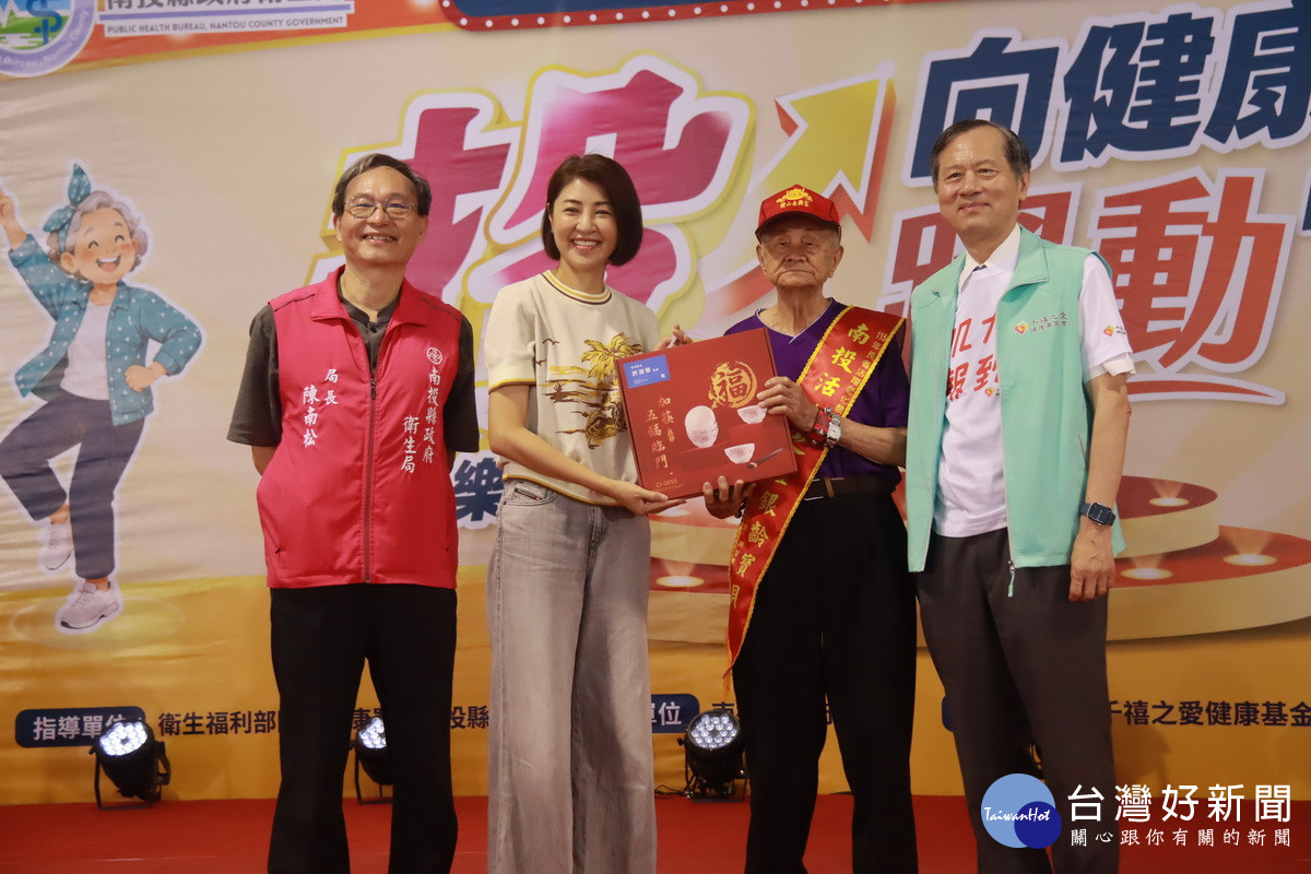 許淑華贈禮物予最高齡98歲王老先生，祝大家活到150歲。（記者扶小萍攝）<br /><br /> 