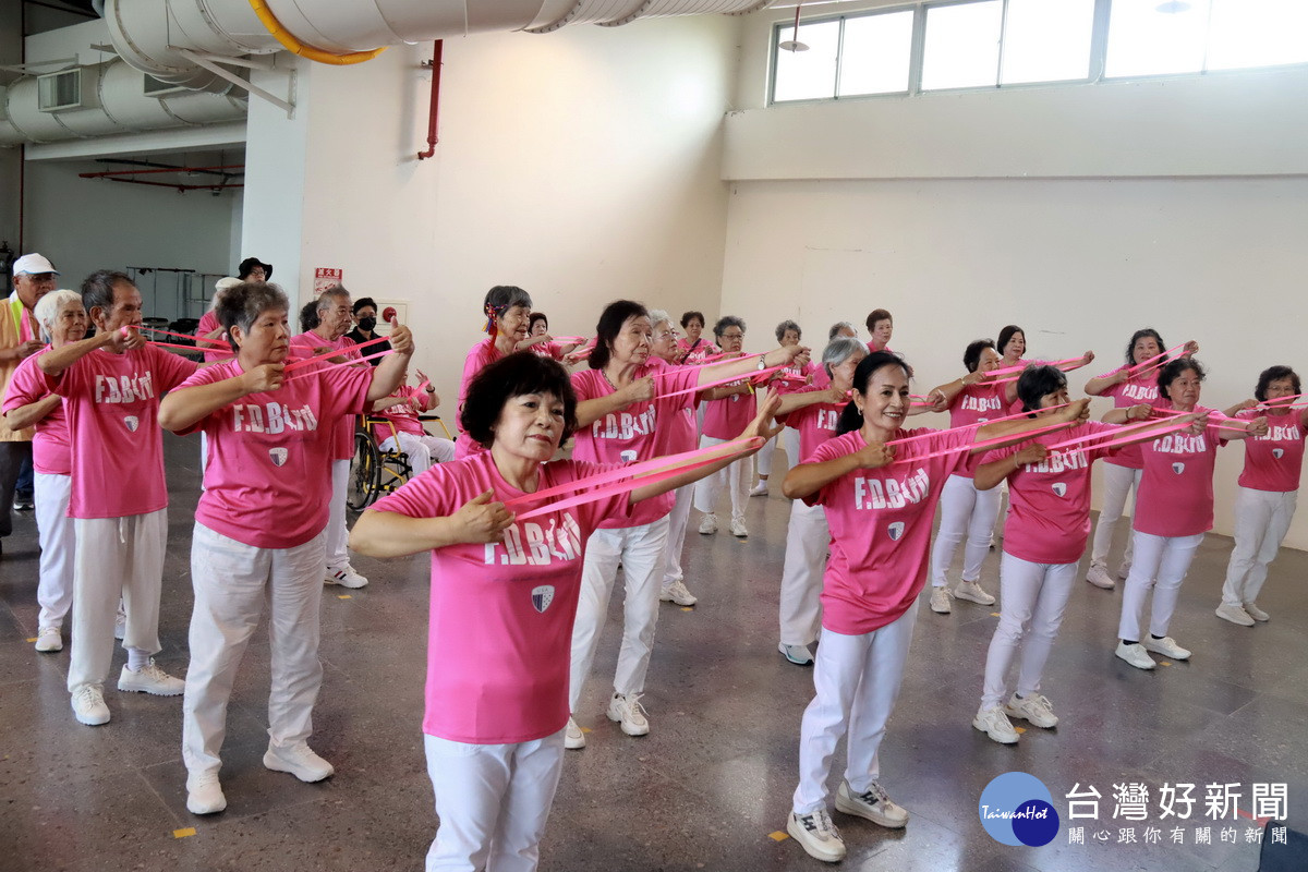 千禧肌動趴體驗吸引眾多長輩、民眾參與。（記者扶小萍攝）