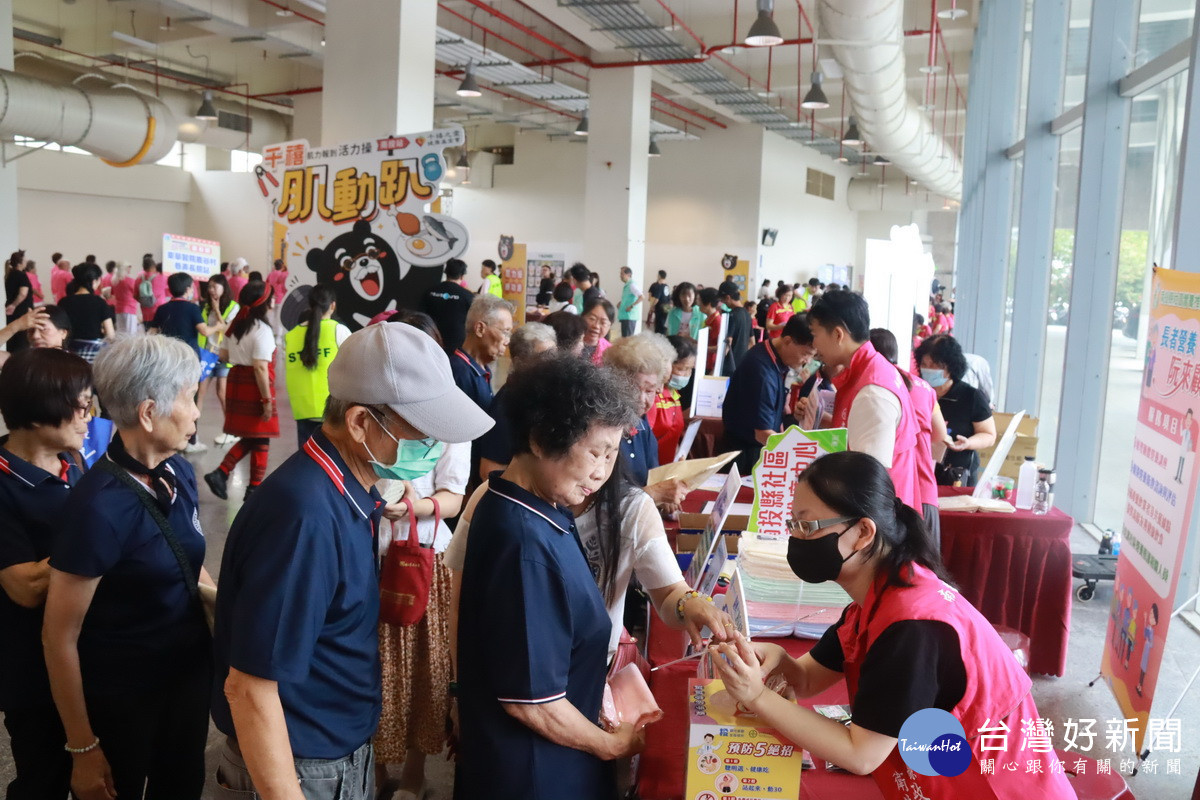 千禧肌動趴體驗吸引眾多長輩、民眾參與。（記者扶小萍攝）