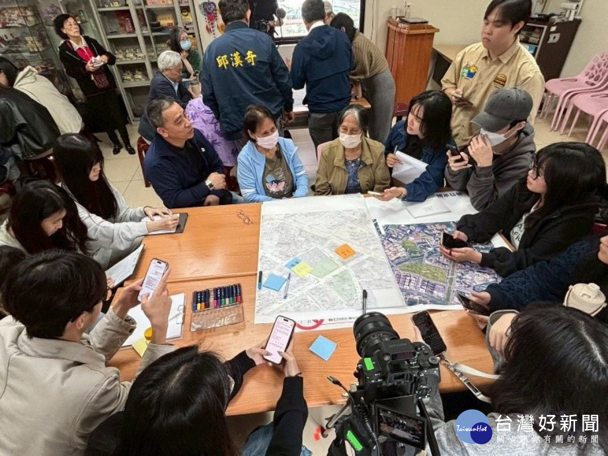 中原地景建築團隊與眷村居民透過地圖標記生活記憶，共同勾勒自力眷村文化脈絡。