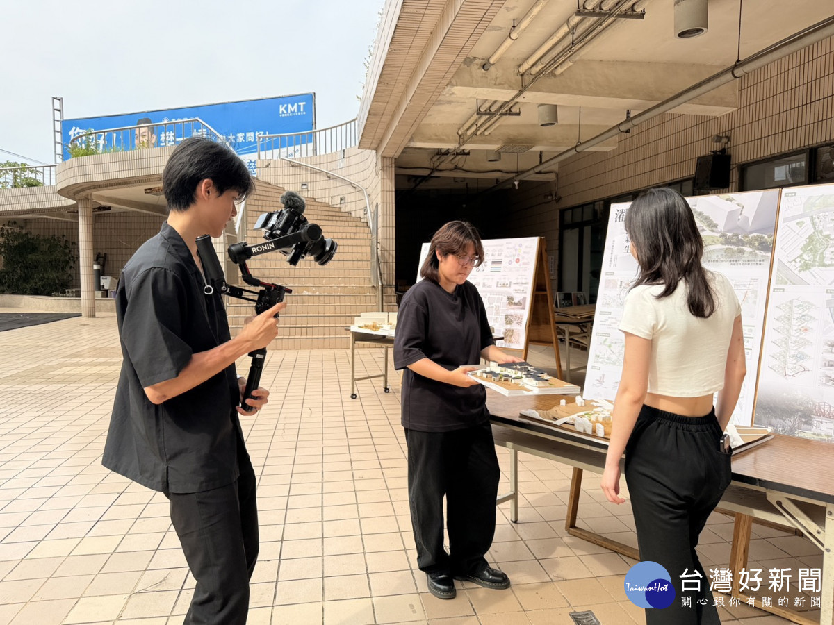 中原大學地景建築系學生鍾謹慧(中)、周怡辰(右)於成果展中解說作品「濯引新生」，以模型與圖面呈現設計提案。
