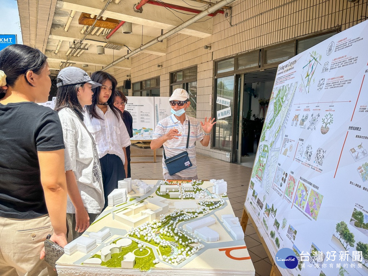 中原地景建築學生於成果展中向社區居民介紹設計成果，分享作品理念並交流未來發展構想。