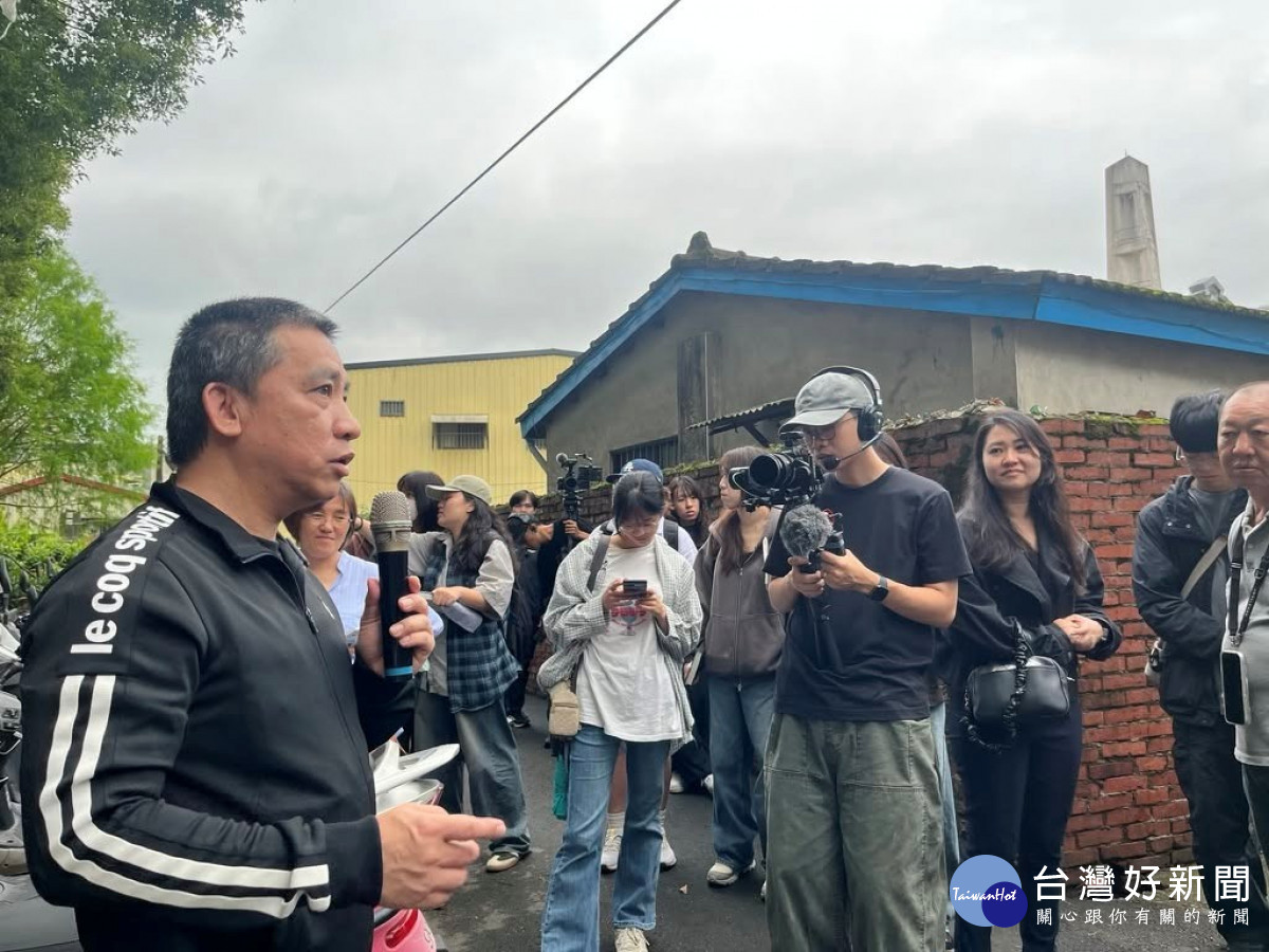 中原大學學生透過居民分享聚落故事，深入認識自力眷村的歷史脈絡、空間紋理與生活環境。