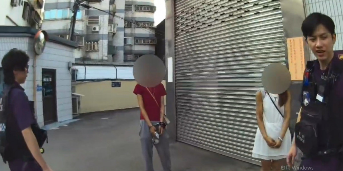 員警巡邏時發現兩名女子見警閃避當場盤查。