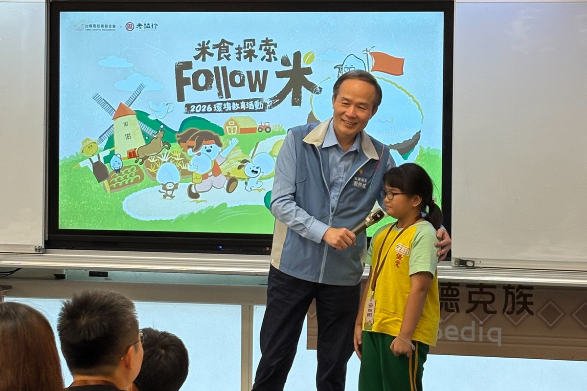 桃園市政府教育局長劉仲成於「2026環境教育活動」中和小朋友們互動。<br /><br />