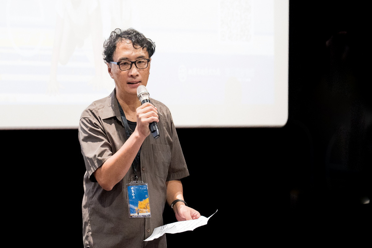 導演李立劭於「航空城人文紀錄片《回家路上》」首映會中致詞。<br /><br /> 