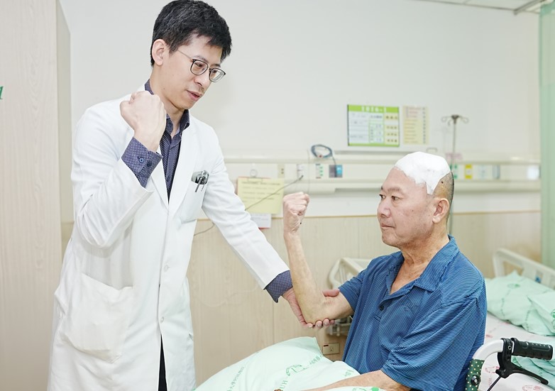 圖三、中醫大附醫神經外科許瑋麟醫師(左)團隊採清醒開顱手術精準切除腫瘤，術後李先生(右)右側肢體無力明顯改善，順利出院返家。