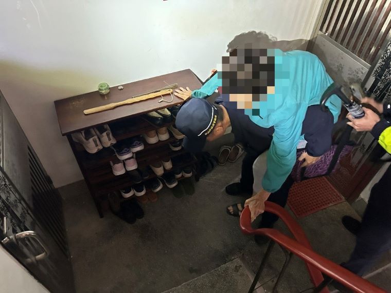 《圖說》埔墘派出所長林維群親自將老婦揹負上樓，李羽騰則在後方小心攙扶，確保上下樓過程安全無虞。〈海山分局提供〉