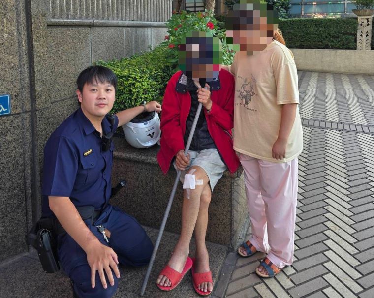 《圖說》海山派出所警員劉彥宏、蘇俊霖接獲民眾報案指出，有民眾跌倒路旁，兩員立即趕赴現場查看。〈海山分局提供〉