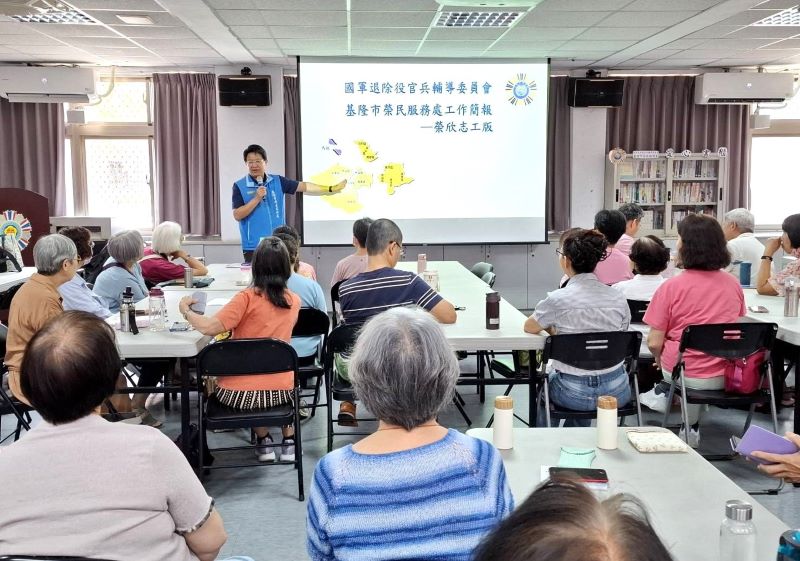 《圖說》李復鄉副處長向榮欣志工詳細說明輔導會政策及服務處核心工作。〈基隆榮服處提供〉
