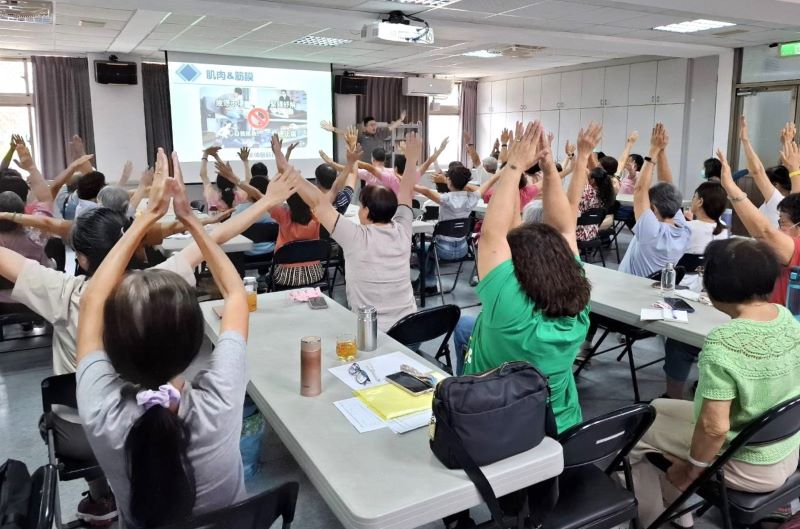 《圖說》有機生活協會陳育辰講師帶領與會志工筋膜舒展運動。〈基隆榮服處提供〉