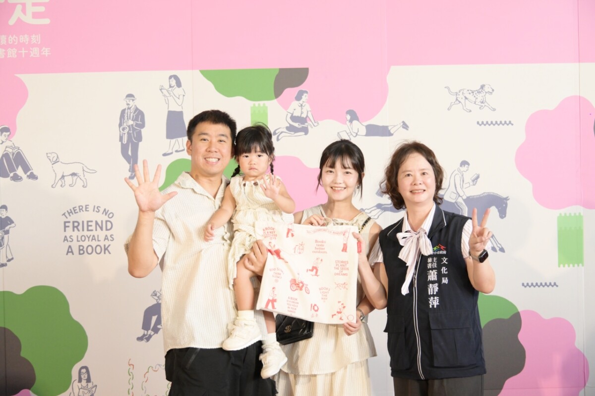 ▲中市府文化局主秘蕭靜萍致贈親子家庭閱讀禮袋。(圖/記者顏淑娟翻攝)