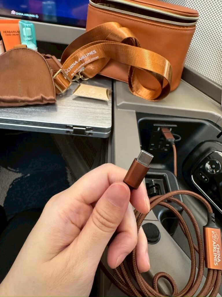 包內附贈了整線器以及多插頭萬用快充充電線，完備的機能性設計讓旅客大讚送到心坎裡。圖/讀者提供