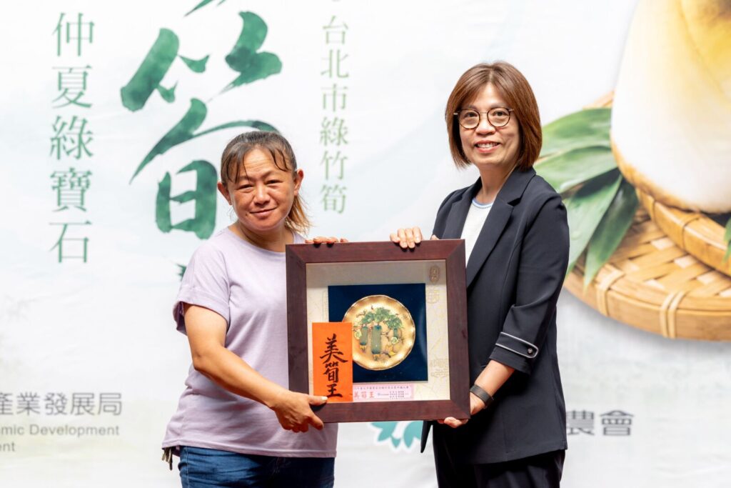 士林區筍農王文玉（左）所栽培的綠竹筍外形優美飽滿且色澤潔白，視覺與口感兼具，成功榮獲「美筍王」殊榮。圖/北市府產業局提供