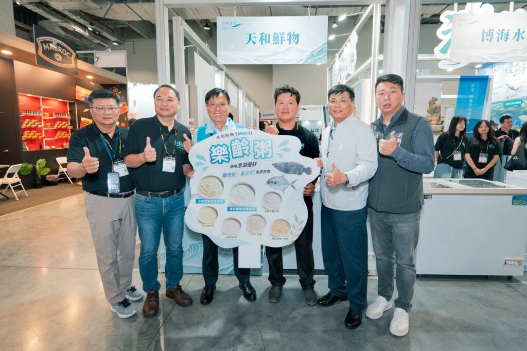 (左起) 澎湖縣政府農漁局局長陳高樑、澎湖區漁會總幹事顏德福、農業部漁業署署長王茂城、天和鮮物總經理蔡明欽、澎湖縣政府副縣長林皆興、澎湖縣議會議長陳毓仁