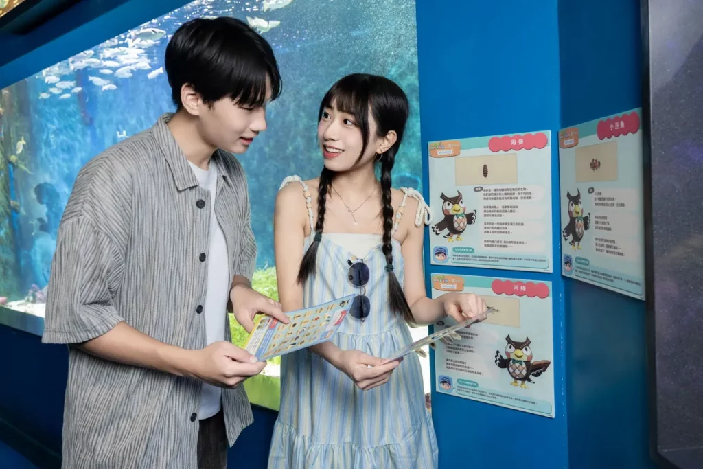 各展示水槽旁設置原創解說看板,有「傅達」的介紹及飼育員提供的生物小知識。
