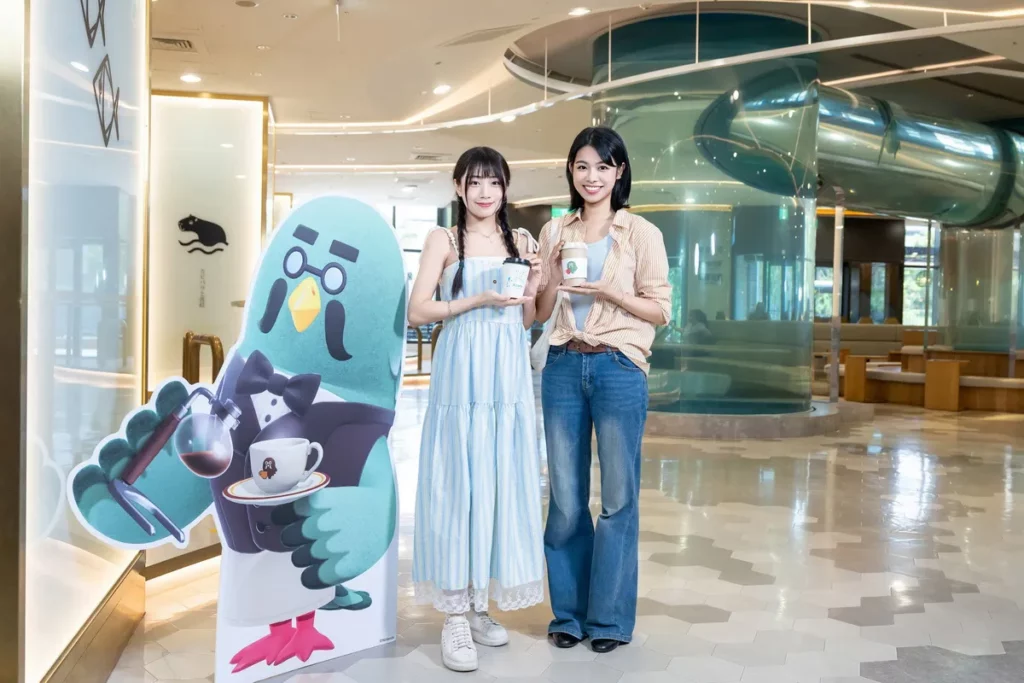 Xcafe同步推出聯名限定體驗,凡購買指定飲品,即可獲得以遊戲中人氣咖啡廳「咖啡『鴿巢』」為靈感設計的限定杯套。