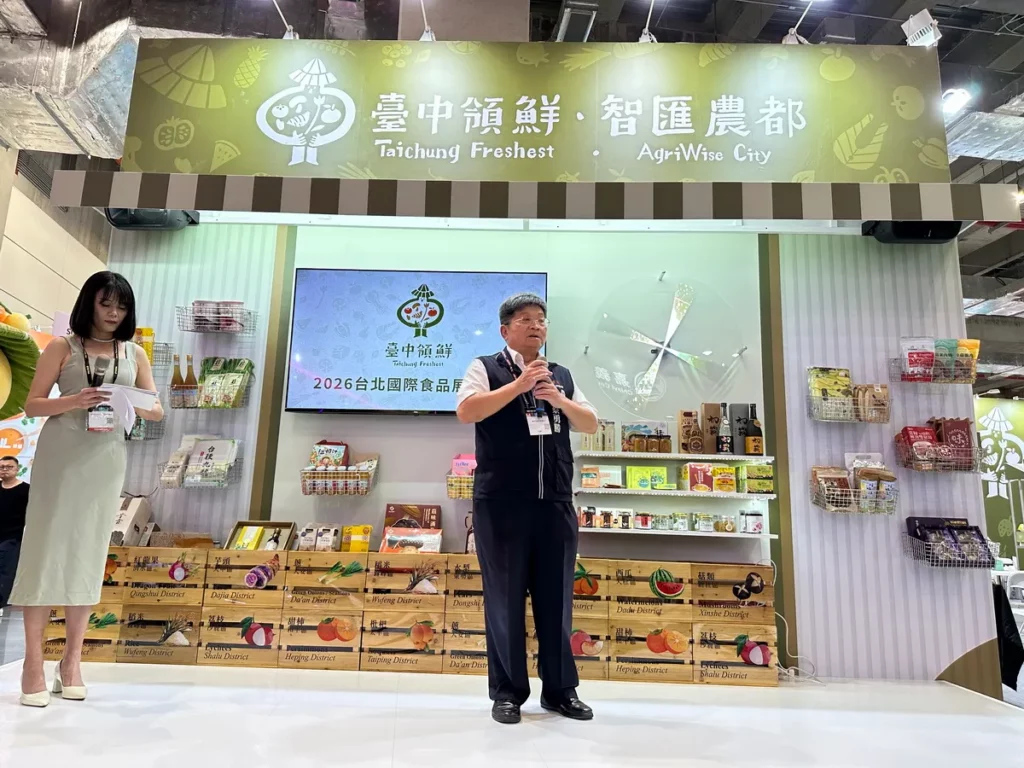 台中市農業局副局長蔡勇勝（中）喊話，希望台中農特產品的業績像股市一樣節節高升。台中市農業局提供