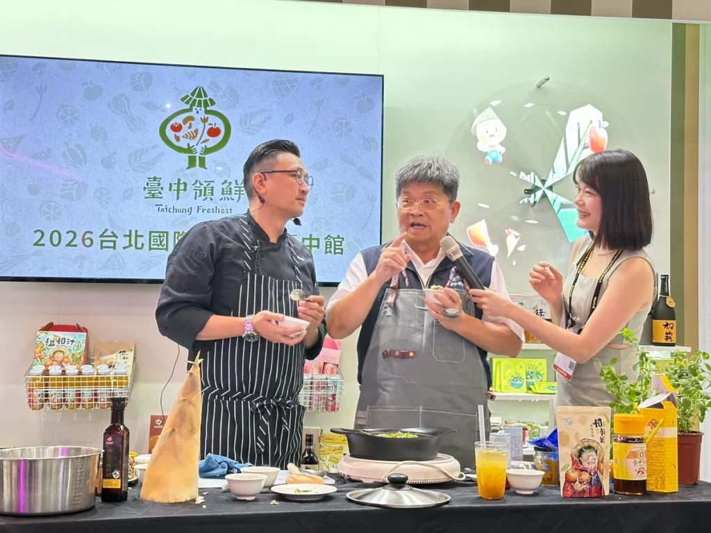 台中市農業局副局長蔡勇勝（中）品嚐「獅子頭竹筍炊飯」，直說台中市農特產品就是讚。台中市農業局提供