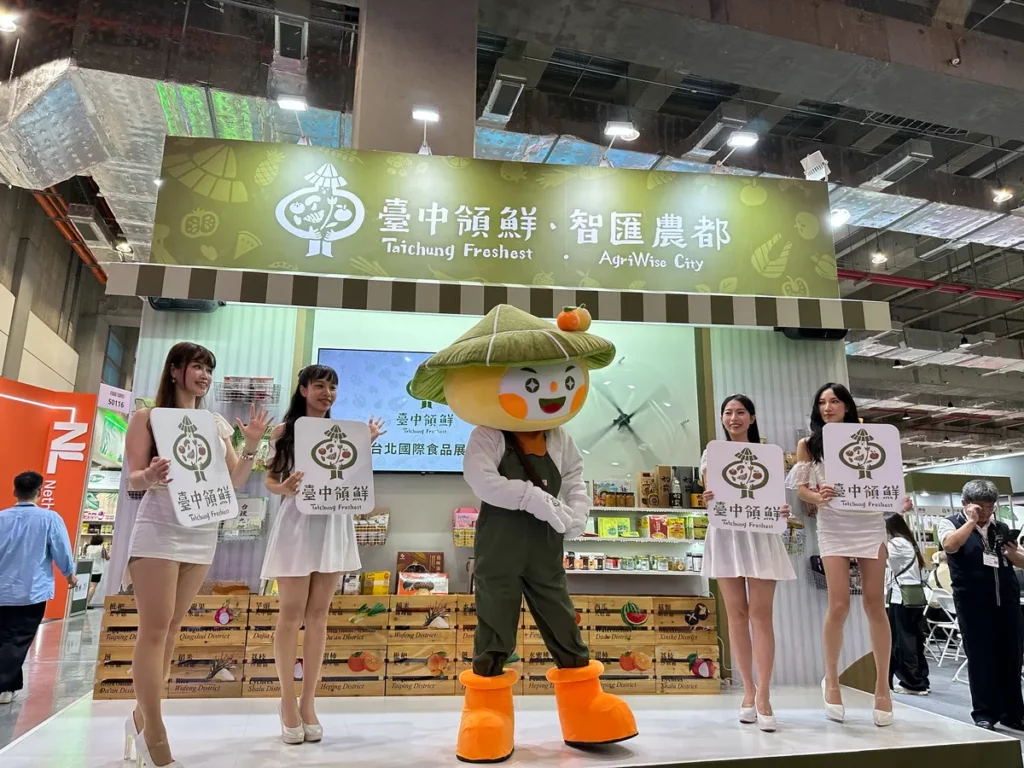 台中市農業局的吉祥物「小鮮」（中）造型吸睛。台中市農業局提供