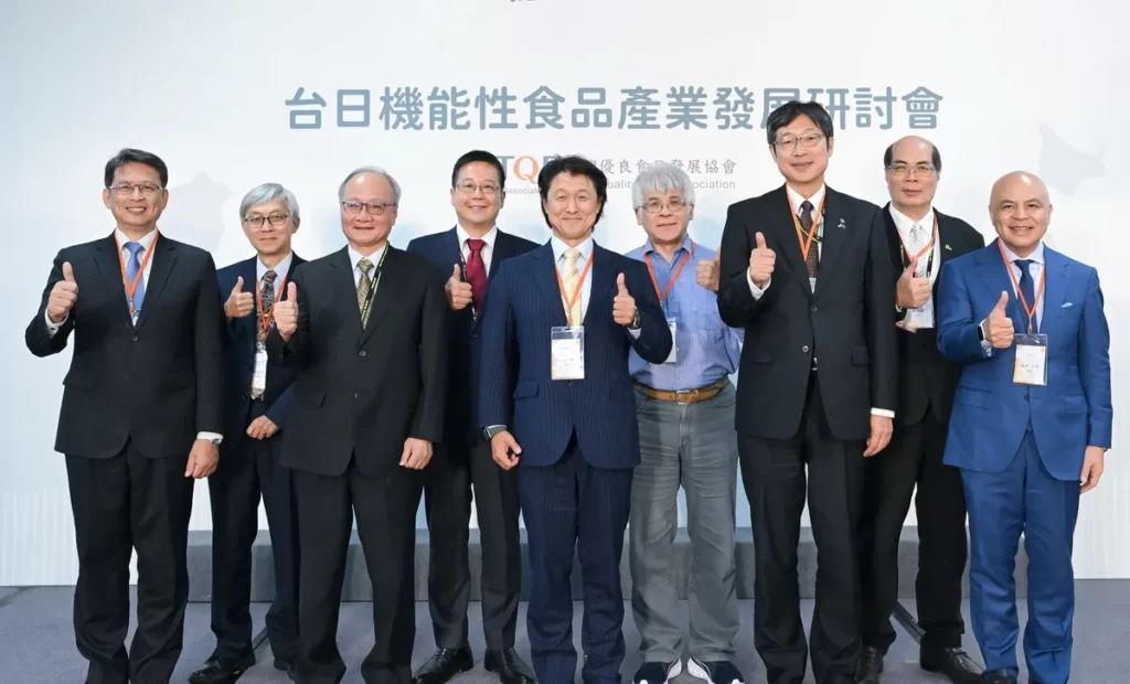 食藥署鄭維智組長(左)、農科院陳正文副院長、TQFA周能傳理事長、穀研所陳怡宏副院長、JAOHFA川久保英一會長(中)、JTEA川合現副代表等貴賓參與台日機能性食品產業研討會。