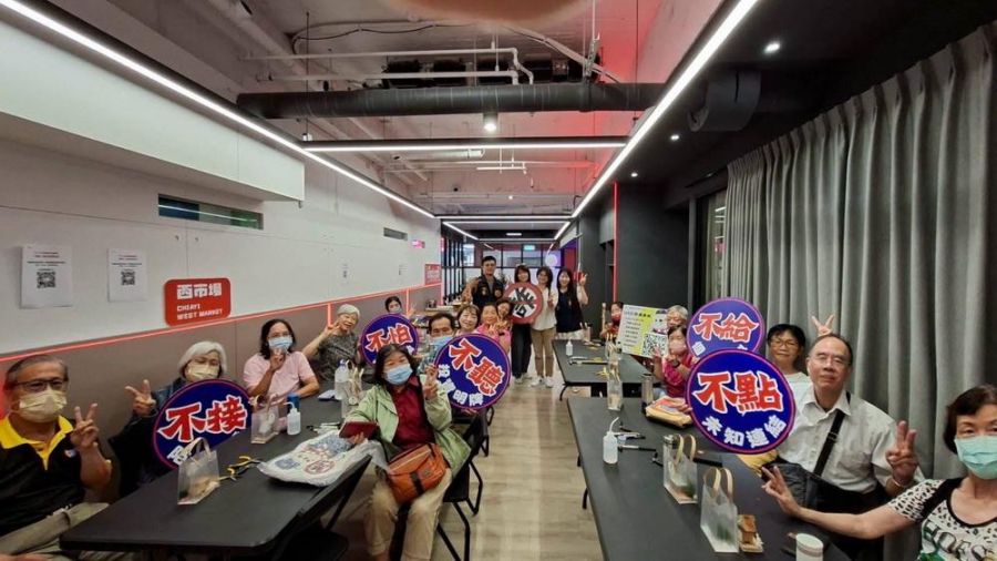 嘉市警局手把手領長者打造高齡防詐「檜意小木屋」