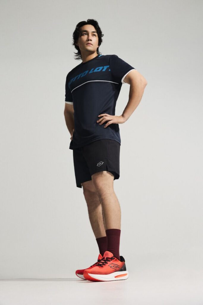 潘傑楷以深藍色運動套裝搭配【LOTTO VOLATA 400閃影跑鞋】亮相。（圖／LOTTO提供）