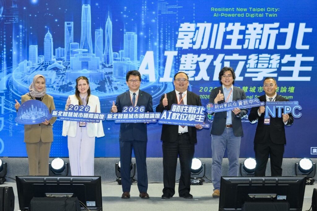 2026新北智慧城市國際論壇24日舉辦，出席貴賓有新北市政府資訊中心主任陳富添 (右三)、勤業眾信資深執行副總經理簡宏偉 (左三)、東吳大學資料科學系副教授呂明頴(右二)、匈牙利貿易辦事處代表于靜Tamara Vér (左二)、駐台北印尼經濟貿易代表處投資部主任Eko Wijanarko (右一)、投資部副主任 Wildatul Fitri Tatiara (左一)。（圖／新北市政府研考會）