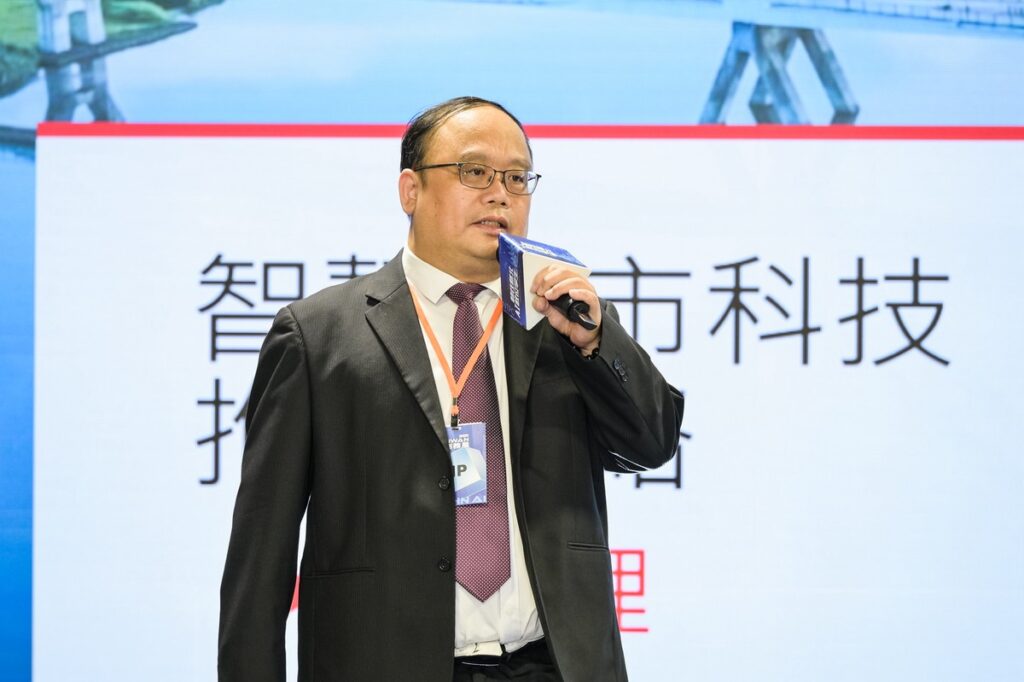 新北市政府資訊中心主任陳富添於論壇中深入剖析新北市「AI雙機房備援」與「數位孿生」的前瞻規劃，展現推動智慧治理與建構韌性城市的堅定決心。（圖／新北市政府研考會）